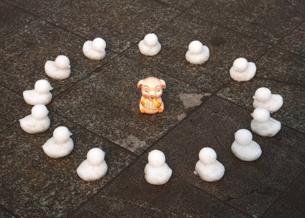 Schneeentchen werden von Bürgern gebastelt, um das bevorstehende chinesische Mondneujahr oder Frühlingsfest in einem Park nach einem Schneefall in der Stadt Kaifeng, Zentralchinas Provinz Henan, am 31. Januar 2019 zu begehen..     - Foto, Bild