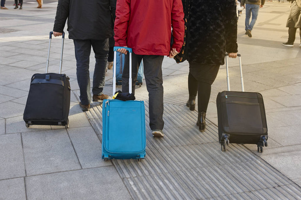 Viajantes caminhando com bagagem na rua. Turismo urbano estilo de vida
 - Foto, Imagem