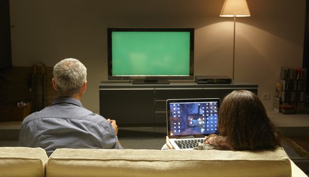 Metà Adulti guardando TV e PC
 - Foto, immagini