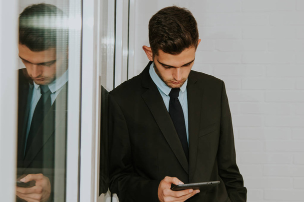 homme d'affaires avec ordinateur ou tablette numérique
 - Photo, image