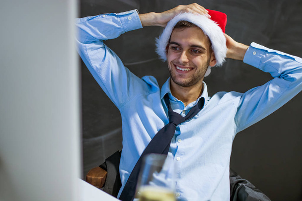 homme d'affaires heureux dans le bureau à Noël
 - Photo, image