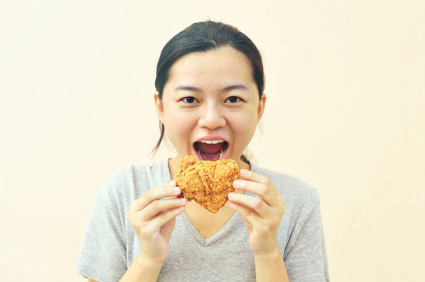 Szczęśliwa kobieta gospodarstwa i jeść frytki kurczaka, vintage tonów obrazu - Zdjęcie, obraz