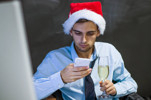 empresário com telefone celular no escritório no Natal
 - Foto, Imagem