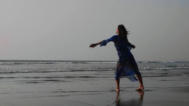 Sylwetka młoda dziewczyna taniec o zachodzie słońca w zwolnionym tempie - Materiał filmowy, wideo