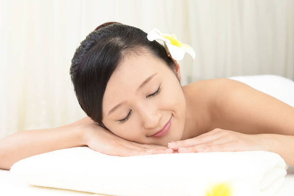 Femme relaxante au salon de spa
 - Photo, image
