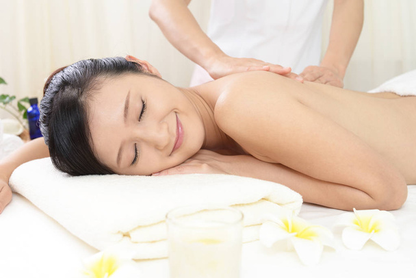 Красива жінка, розслабляючий масаж на спині в спа-салоні
 - Фото, зображення