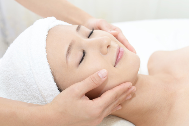 Mulher bonita recebendo massagem facial - Foto, Imagem