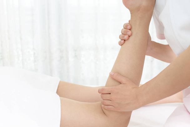 rahatlatıcı masaj spa salonda bacağında sahip kadın  - Fotoğraf, Görsel