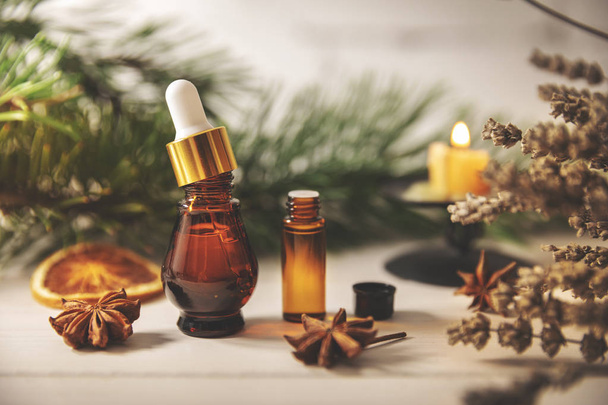 aromaterapeutická léčba - lahvičky esenciálního oleje s bylinkami - Fotografie, Obrázek
