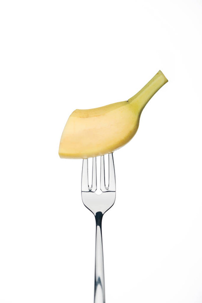 moitié de banane douce fraîche sur fourchette isolée sur blanc
 - Photo, image