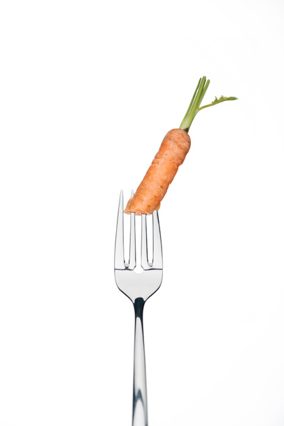 half of ripe fresh carrot on fork isolated on white - Foto, afbeelding