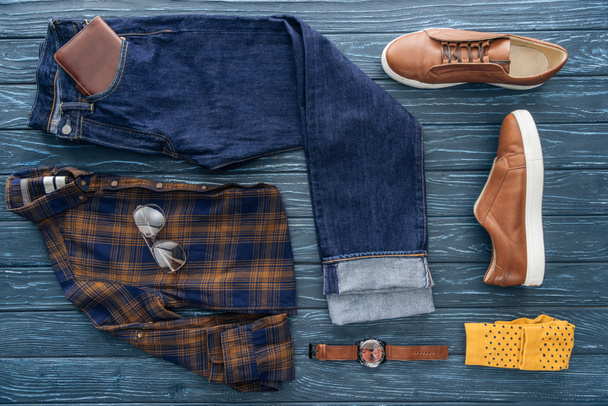 Vista superior de ropa, zapatos y accesorios masculinos de moda sobre fondo de madera
 - Foto, imagen