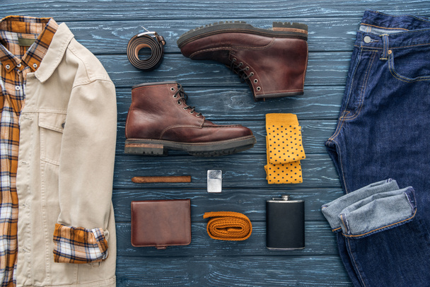 Pose plate avec des vêtements masculins, chaussures, cigare et accessoires sur fond en bois
 - Photo, image