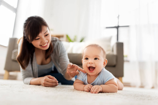 happy little asian baby boy with mother at home - Foto, Bild
