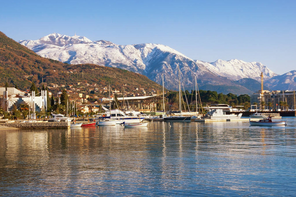 Зимний средиземноморский пейзаж. Черногория, Которский залив. Вид на заснеженную гору Ловач и город Тиват
 - Фото, изображение