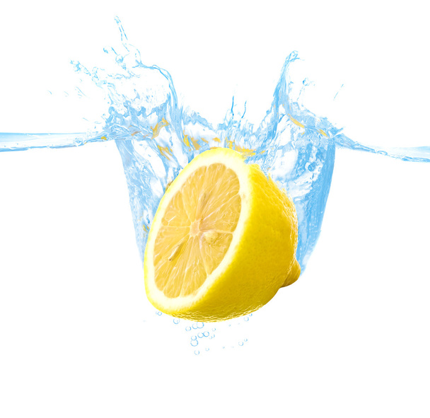 Lemon in the water - Фото, изображение