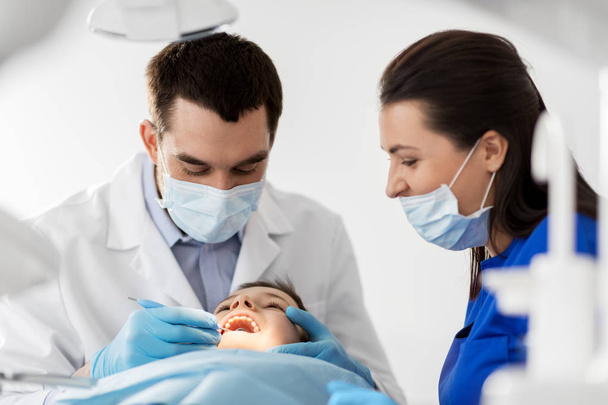 dentist checking for kid teeth at dental clinic - Foto, imagen