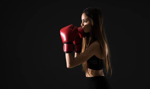 ボクシング グローブを持つ若いスポーツ女性 - 写真・画像