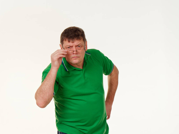 muž s emocemi v brýlích na bílém pozadí 5 - Fotografie, Obrázek