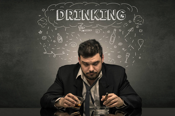Homme ivre avec alcool, drogue, gueule de bois, alcool, concept de drogue
 - Photo, image