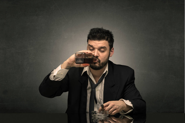 Pijany mężczyzna w jego biurze z miejsca kopii - Zdjęcie, obraz