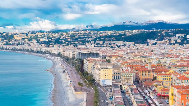 schöne Luftaufnahme der Promenade des anglais, der Altstadt an der französischen Riviera, mit dem Course saleya und dem Place massena im Hintergrund - Foto, Bild