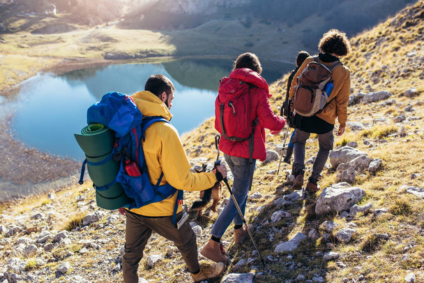 Grupo de excursionistas caminando en una montaña en el día de otoño
  - Foto, imagen