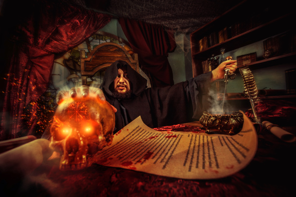 Νεκρομαντείο μάγος χύτευσης μαύρη μαγεία spell χρησιμοποιώντας το φλεγόμενο κρανίο - Φωτογραφία, εικόνα