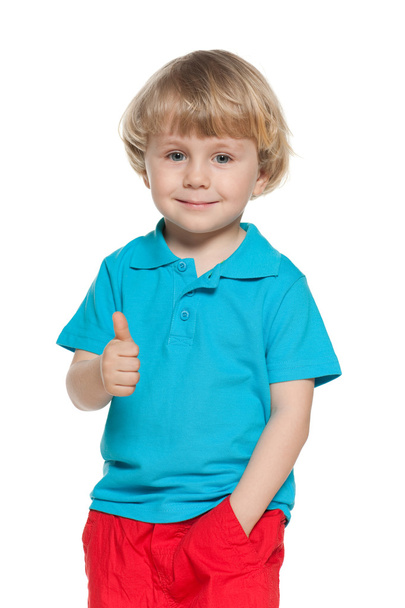 Маленький блондин в синей рубашке держит большой палец вверх
 - Фото, изображение