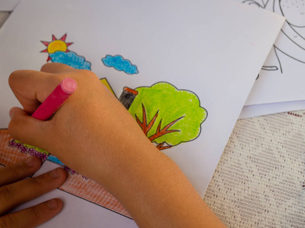 Lapsi piirtää paperille. (vapaata tilaa tekstille
) - Valokuva, kuva