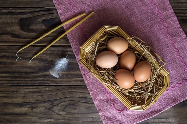 La composición de Pascua. Dos velas y un huevo en la mesa de madera de cerca. - Foto, Imagen