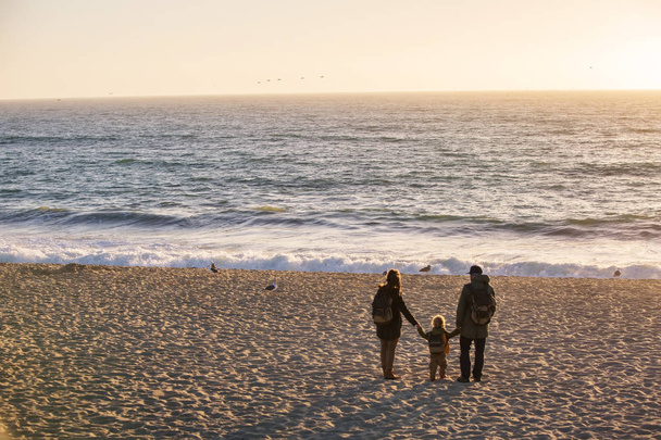 Happy family visit Pacific Ocean in California - Фото, изображение