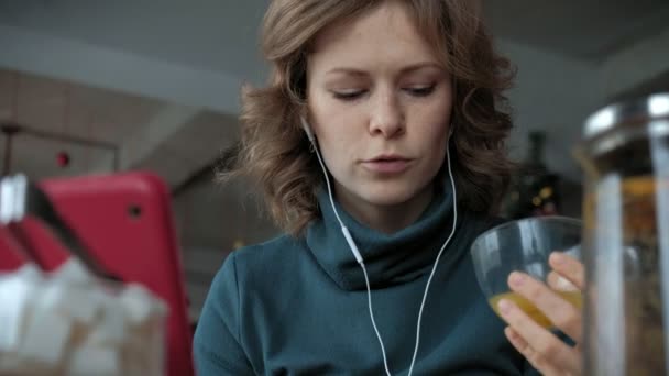Vonzó fiatal nő, kávézó, szabadúszó koncepció tabletta - Felvétel, videó