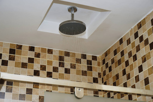 Szczegóły nowoczesnego prysznica sufitowego w łazience. - Zdjęcie, obraz