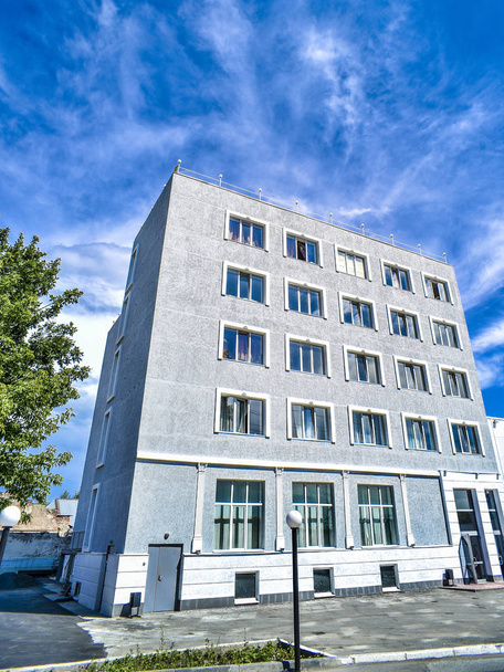 Güzel arka plan ve görünümü, manzara ve modern bir ofis yazında mavi gökyüzü bulutlu Binası Panoraması. - Fotoğraf, Görsel