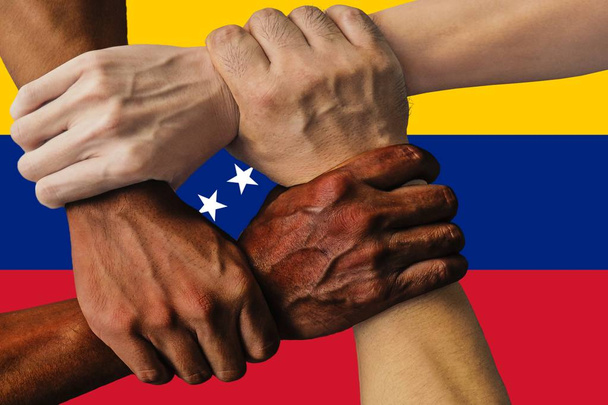 venezuela flagge multikulturelle gruppe junger leute integrationsvielfalt isoliert. - Foto, Bild