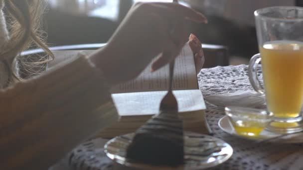 Mulher comendo bolo e bebendo chá no café na cidade. Close-up de fatia de torta
 - Filmagem, Vídeo