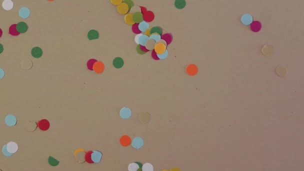 Confettis numéro trois Contexte
 - Séquence, vidéo