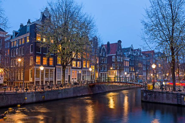夕日のオランダのアムステルダムからの都市景観 - 写真・画像