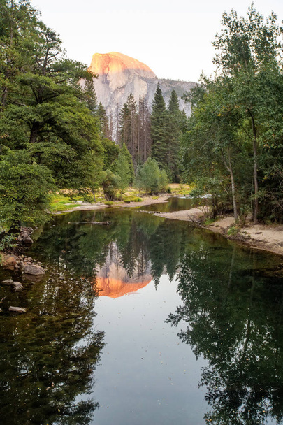 Látványos kilátással a Yosemite Nemzeti Park az ősz, California, USA-ban - Fotó, kép