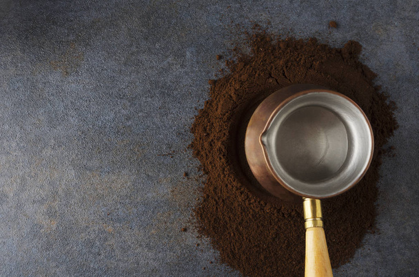 Felülnézet halom kávé, különleges kávé pot, sötét tábla a konyha  - Fotó, kép