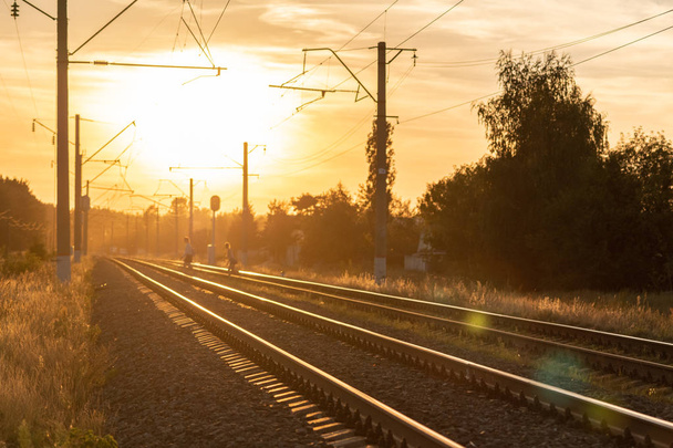 Spoorlijn bij zonsondergang zonder trein. Mooi perspectief weergave Railroad. - Foto, afbeelding