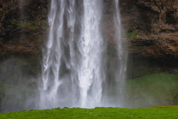 Famous Seljalandsfoss waterfall located in south part of Iceland - Foto, afbeelding