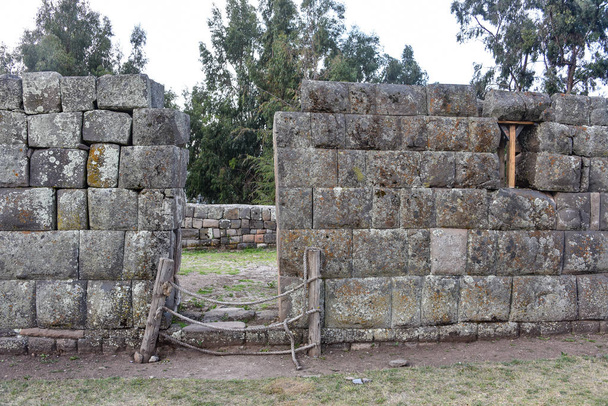 Πέτρινοι τοίχοι και πυραμίδες στο ουνού ντε Βιλκασούμαν, που κατασκευάστηκαν από τους Ίνκα για να προεδρεύσουν των σημαντικότερων τελετών της αυτοκρατορίας Tahuantinsuyo. Αγιάκτσο, Περού - Φωτογραφία, εικόνα