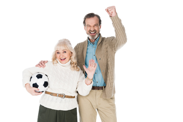 wesoły starszy mężczyzna, stojący z szczęśliwa żona trzyma na białym tle piłka nożna - Zdjęcie, obraz