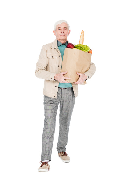 συνταξιούχος άνθρωπος που κρατά χαρτί τσάντα με προϊόντα που απομονώνονται σε λευκό - Φωτογραφία, εικόνα
