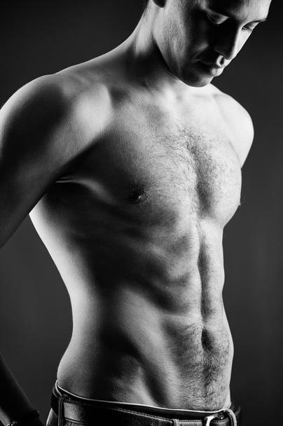 Hombre en topless
 - Foto, Imagen