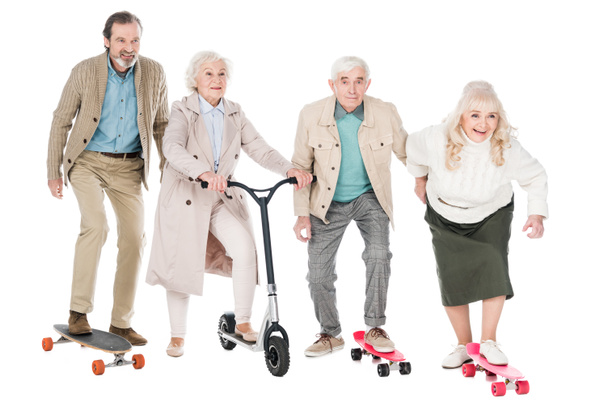 allegri pensionati che cavalcano skateboard vicino alle donne su scooter isolato su bianco
 - Foto, immagini