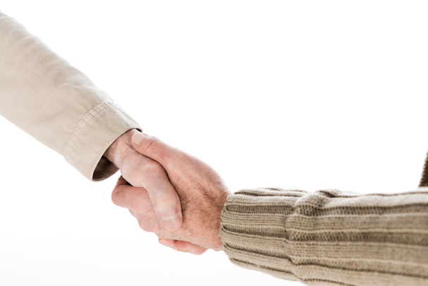abgeschnittene Ansicht von Freunden im Ruhestand beim Händeschütteln isoliert auf Weiß - Foto, Bild