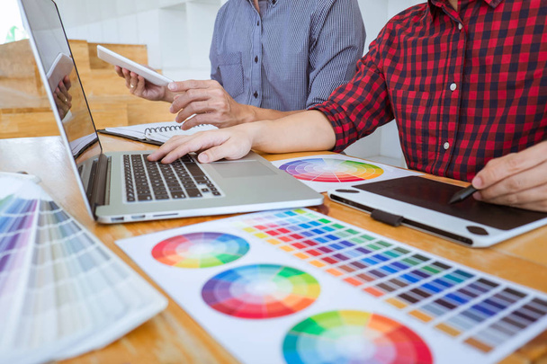 Ομάδα δημιουργικό γραφίστα συνάντηση εργασίας στο νέο έργο, επιλέξτε επιλογή χρώματος και σχεδίασης γραφικών tablet με την εργασία εργαλεία και αξεσουάρ. - Φωτογραφία, εικόνα
